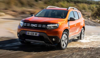 Dacia Duster - front off-road tracking