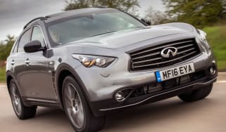 Infiniti QX70 Ultimate - front tracking