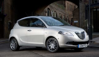 Chrysler-Ypsilon-front-quarter
