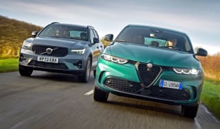 Alfa Romeo Tonale and Volvo XC40 - front tracking