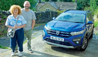 Dacia Jogger long termer - standing next to Jogger