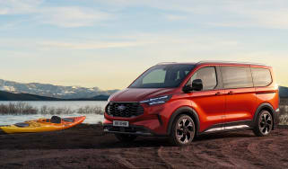 Ford e-Tourneo Custom red front